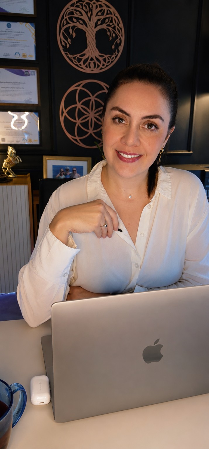 Luana Plaz durante atendimento online