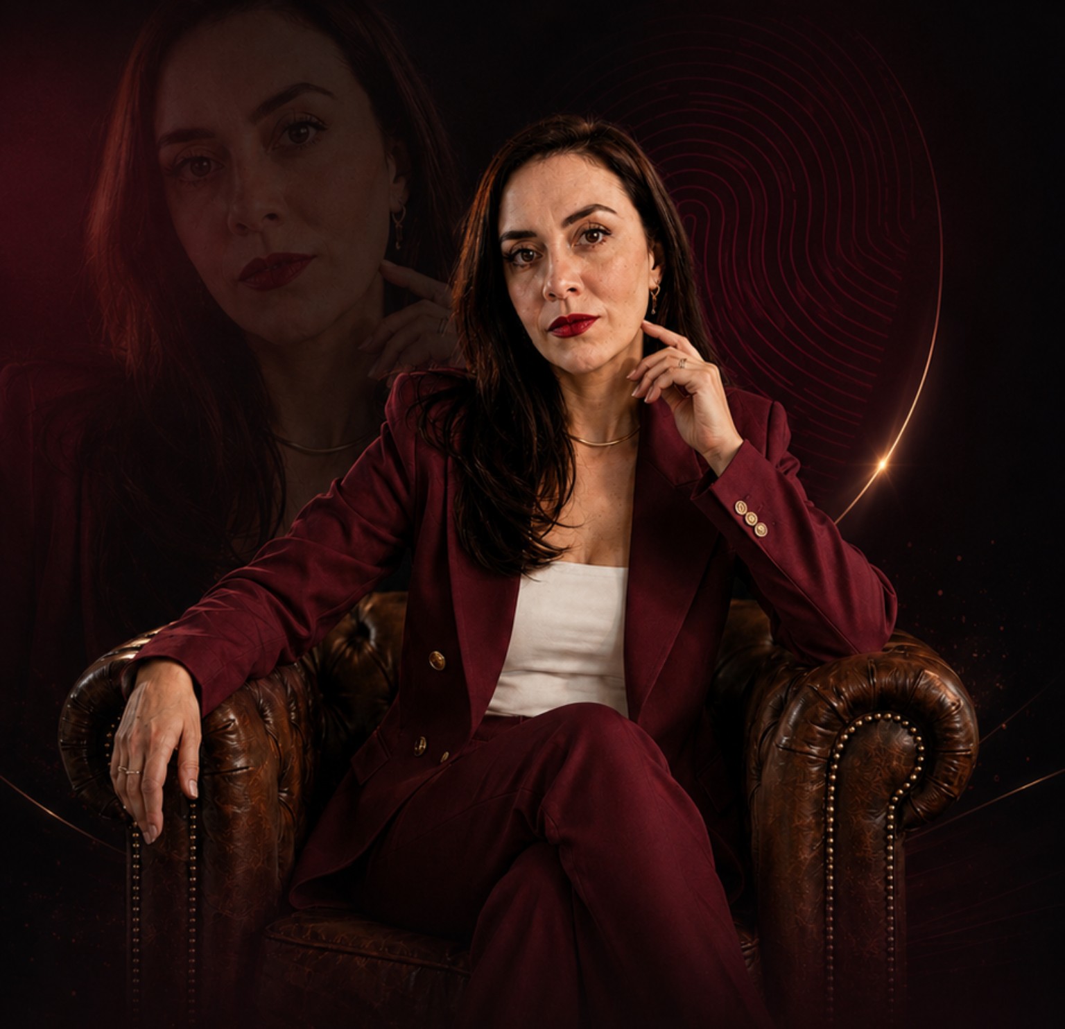 Luana Plaz, criadora da Consultoria SINGULAR, com sua identidade visual e digital ao fundo